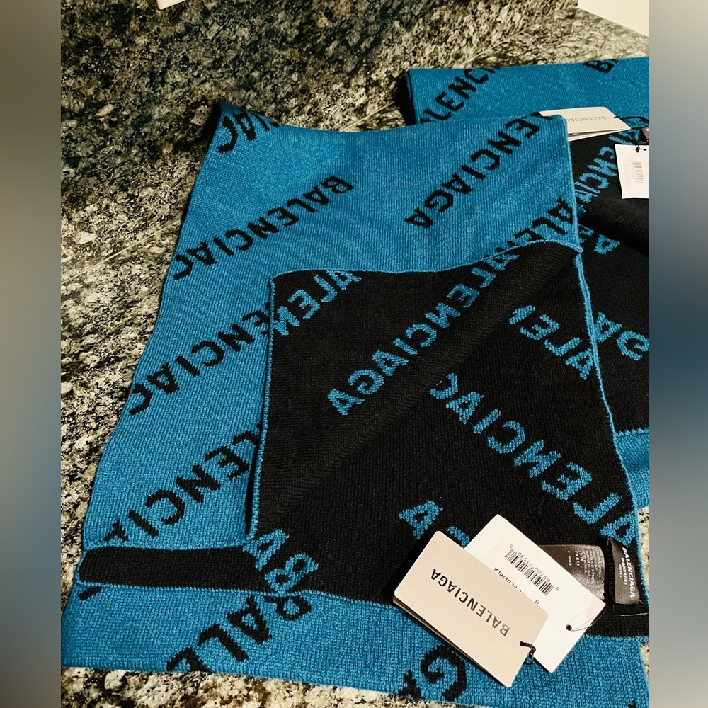 Balenciaga wool scarf new with tag